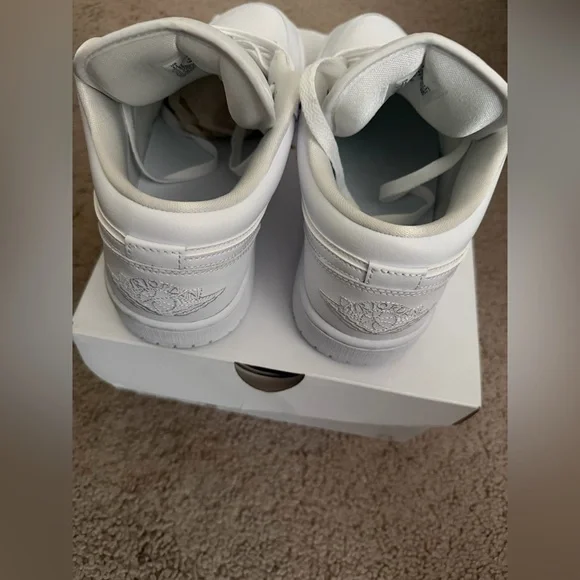 NIKE AIR JORDAN 1 Low Triple White Women's Sz 11 DV0990-111 (New in Box) - Picture 3 of 12